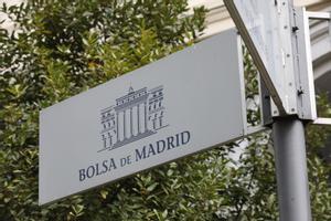 Archivo - Cartel colocado en las inmediaciones del edificio de La Bolsa de Madrid en Madrid (España)