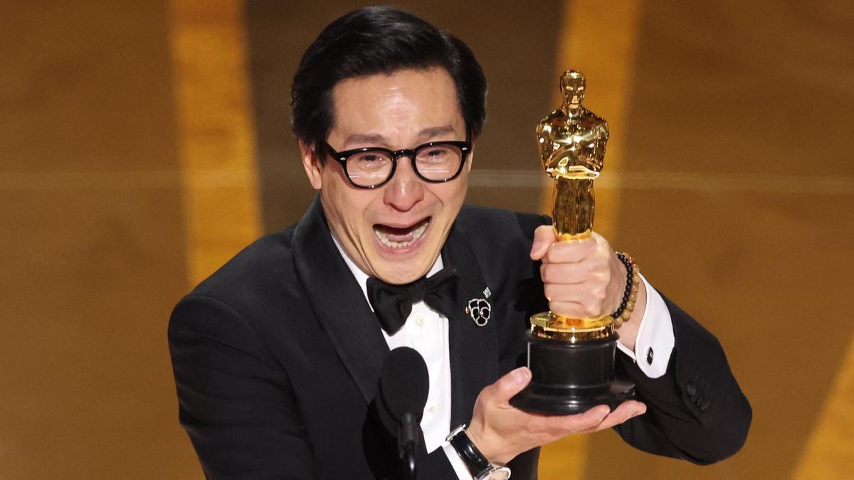 Ke Huy Quan, ‘el niño de Indiana Jones’, emociona con su discurso: “Mamá, he ganado un Oscar”