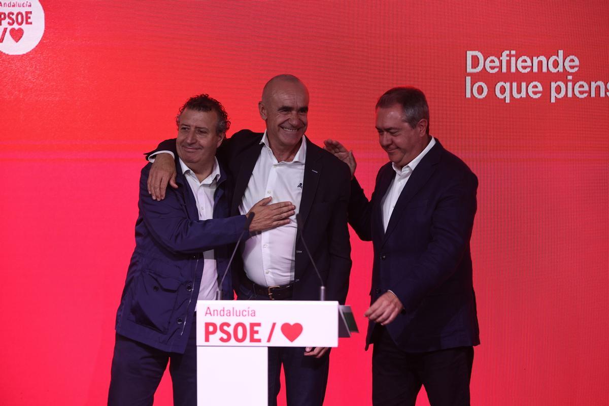 El secretario general del PSOE de Sevilla, Javier Fernández, con el alcalde de Sevilla, Antonio Muñoz, y el líder del PSOE andaluz, Juan Espadas, tras la derrota