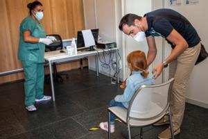 Una niña es atendida en una unidad ’Kid Covid’ en Palma de Mallorca.