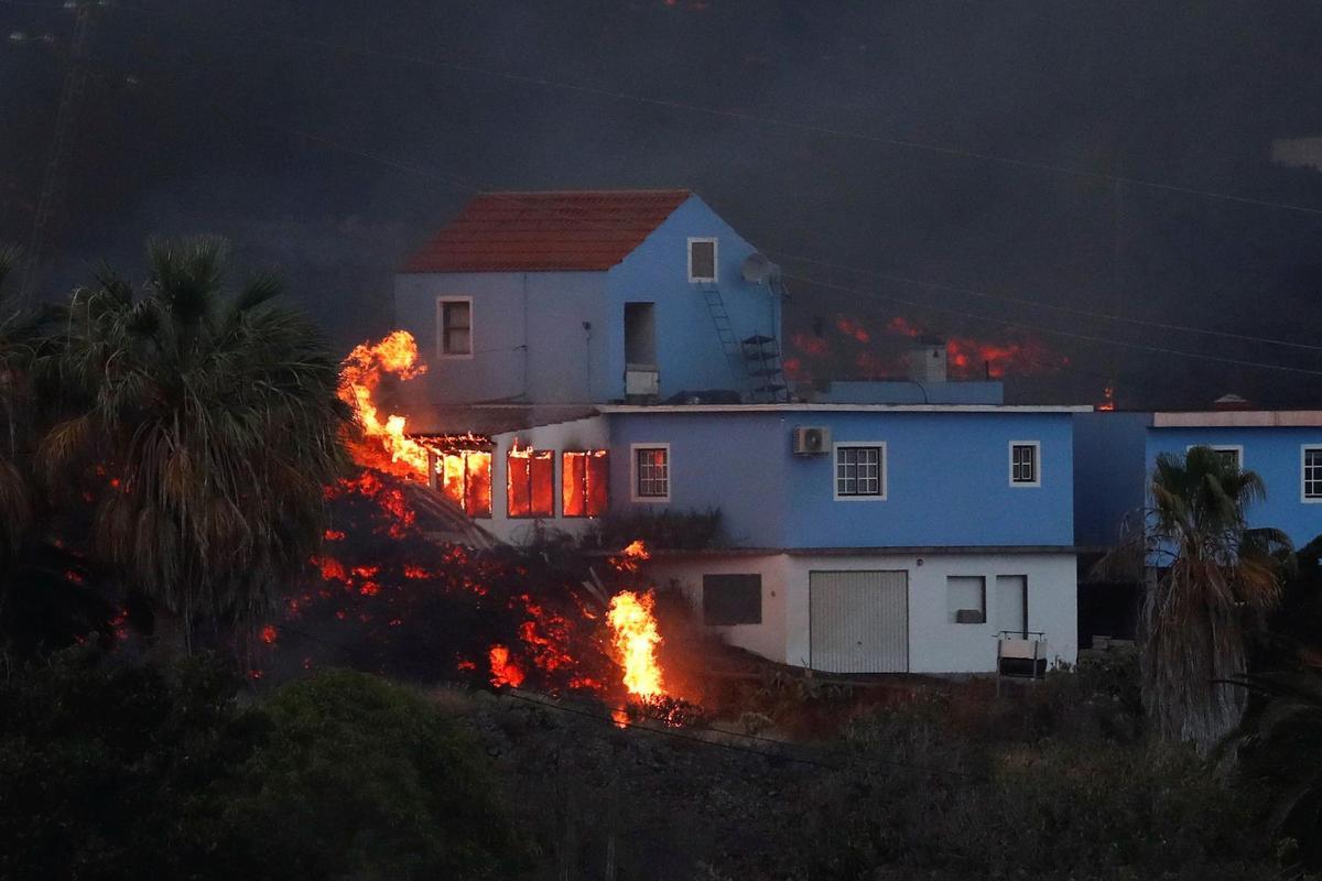 El volcán sigue destruyendo La Palma un mes después