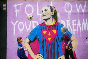 Mural dedicado a la futbolista culé Alexia Putellas en Barcelona.