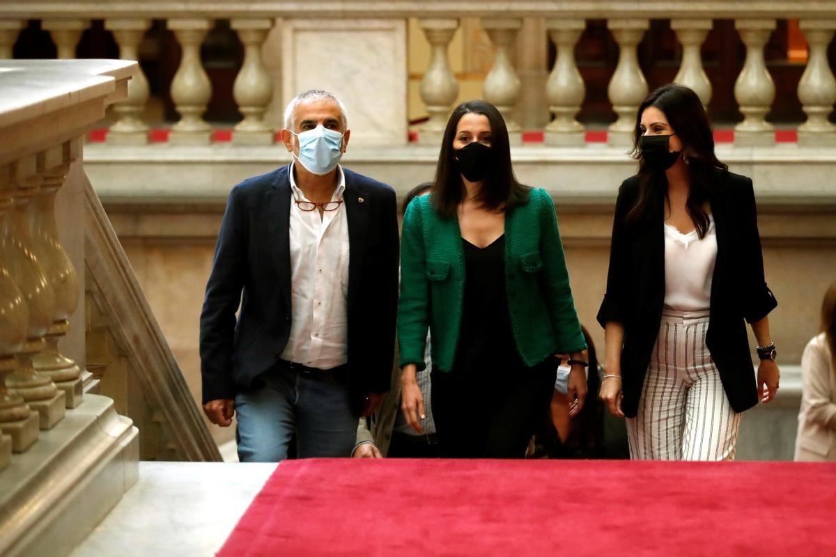 La presidenta de Ciudadanos, Inés Arrimadas, junto al líder del partido en Cataluña, Carlos Carrizosa, y la portavoz Lorena Roldán, a su llegada al Parlament de Cataluña. 