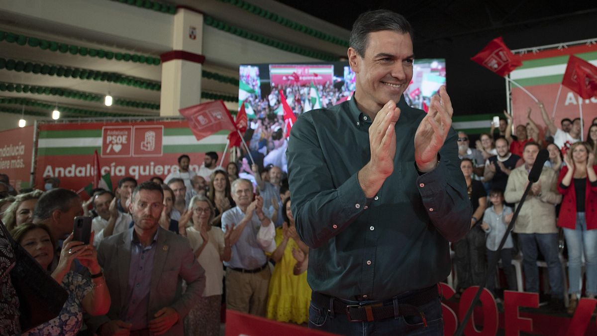 El secretario general del PSOE y presidente del Gobierno, Pedro Sánchez, en el acto de su partido en Dos Hermanas, Sevilla. El secretario general del PSOE y presidente del Gobierno, Pedro Sánchez, en el acto de su partido en Dos Hermanas, Sevilla.