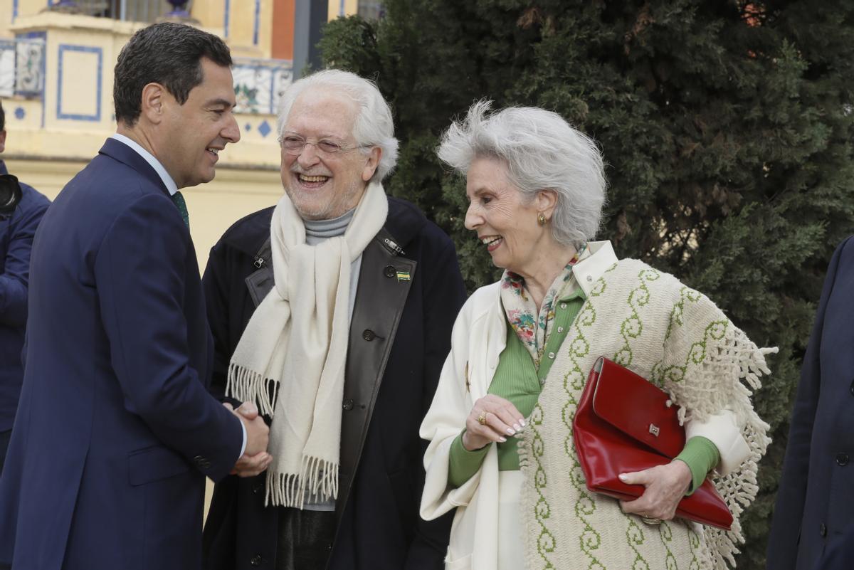 El presidente Moreno junto a Rojas Marcos y la poetisa Rosa Díaz en el acto oficial del Día de la Bandera de Andalucía.