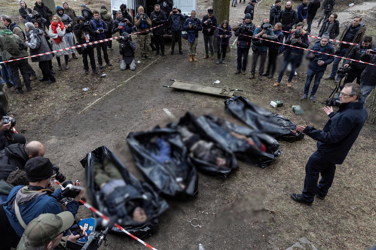Los cuerpos de cinco hombres sin vida, fotografiados por los medios en Bucha, este 4 de abril de 2022