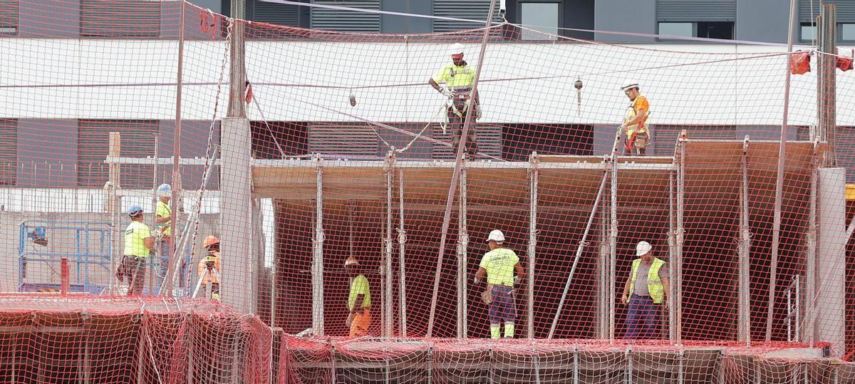 Trabajadores de la construcción construyen un edificio residencial en Bilbao.