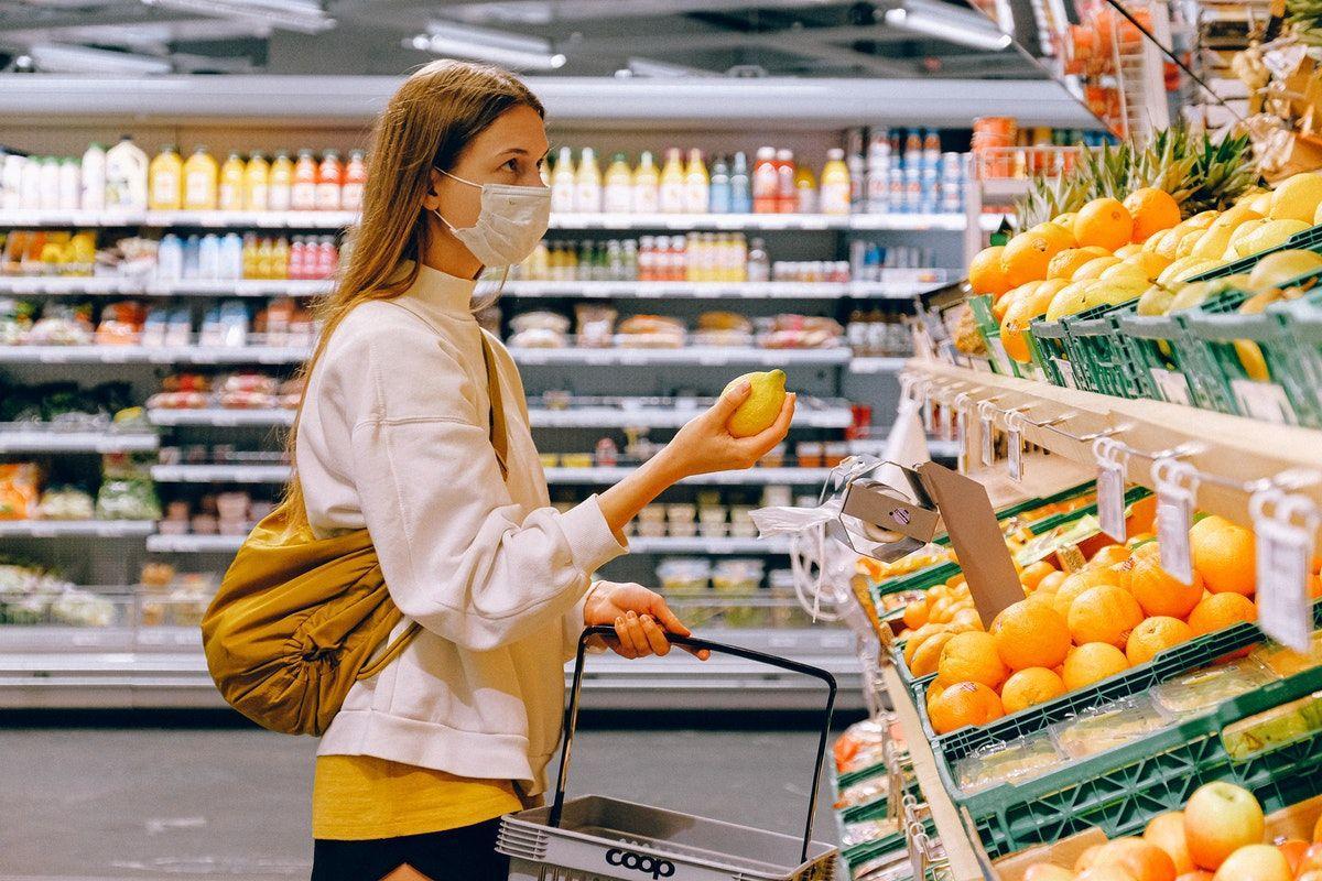 Una mujer compra fruta en un supermercado