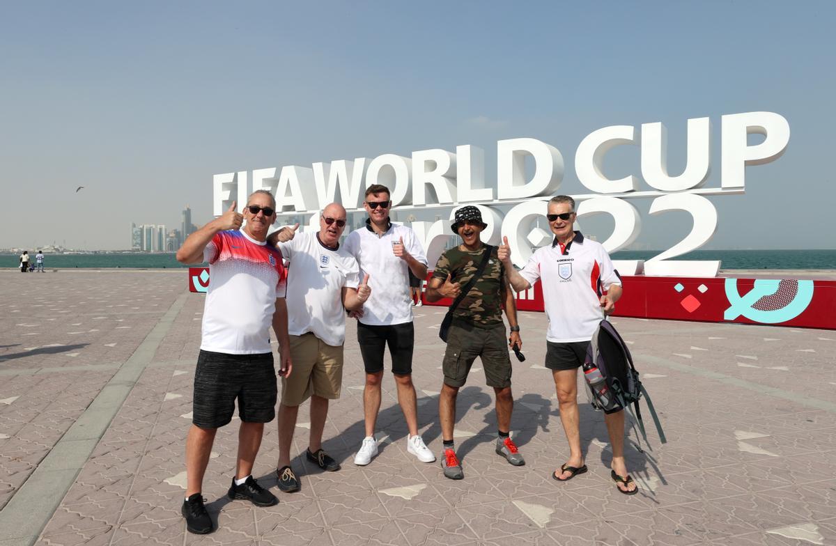 Aficionados de la selección inglesa, en las calles de Doha (Qatar).