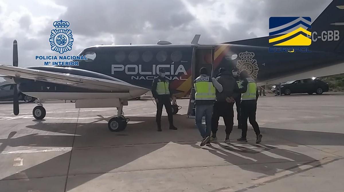 Detienen a 13 yihadistas en Melilla y Marruecos que se encargaban de adoctrinar adeptos Detienen a 13 yihadistas en Melilla y Marruecos que se encargaban de adoctrinar adeptos