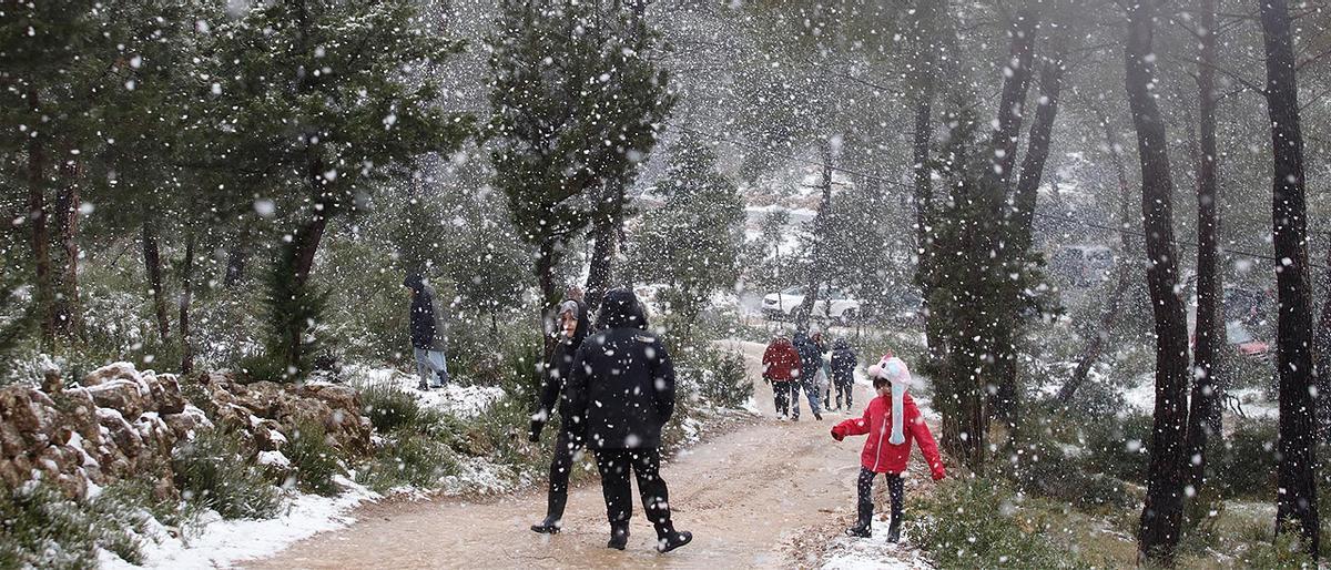 Varias personas disfrutan de la nieve en Ibiza.