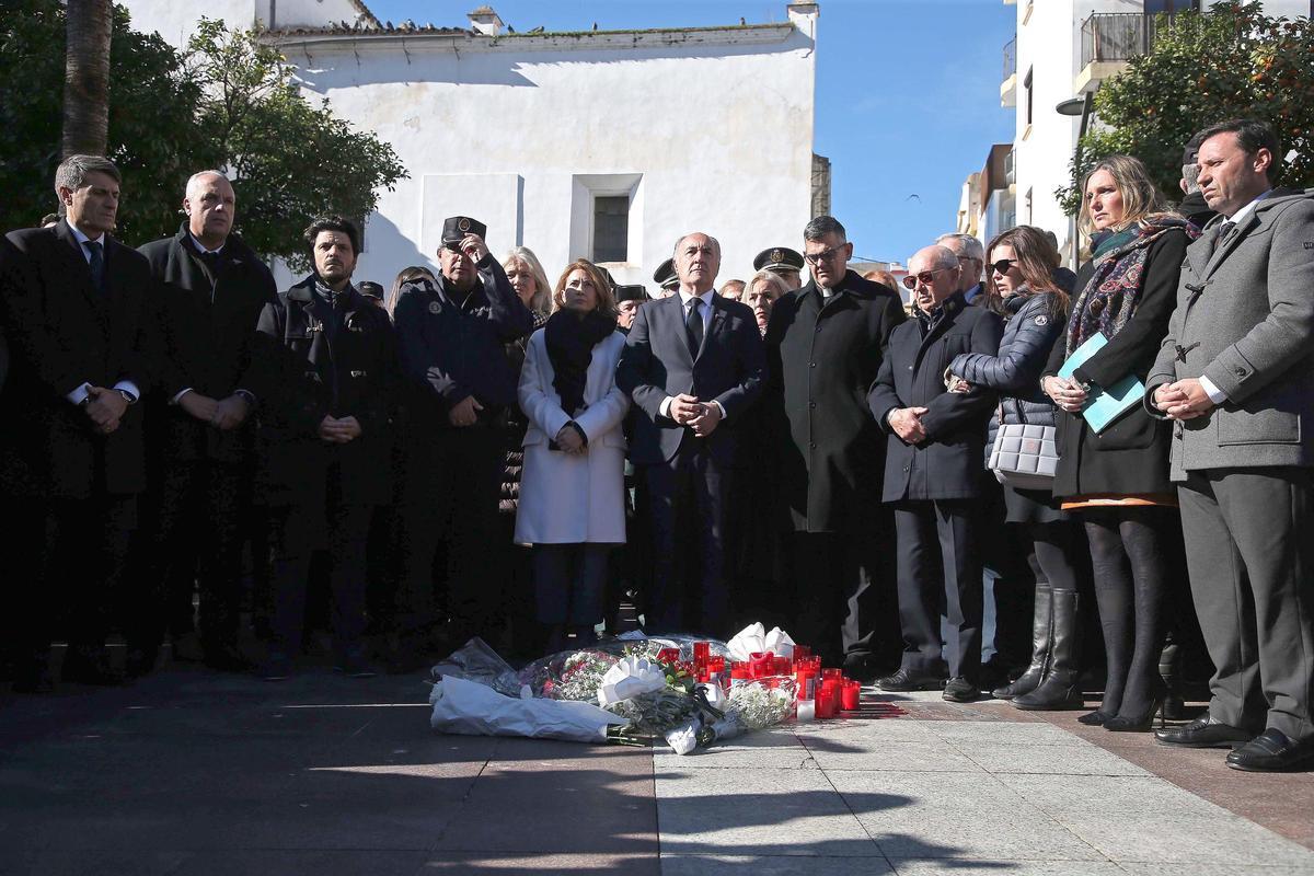 El alcalde de Algeciras, en un minuto de silencio por el asesinato del sacristán. EPC El alcalde de Algeciras, en un minuto de silencio por el asesinato del sacristán. EPC