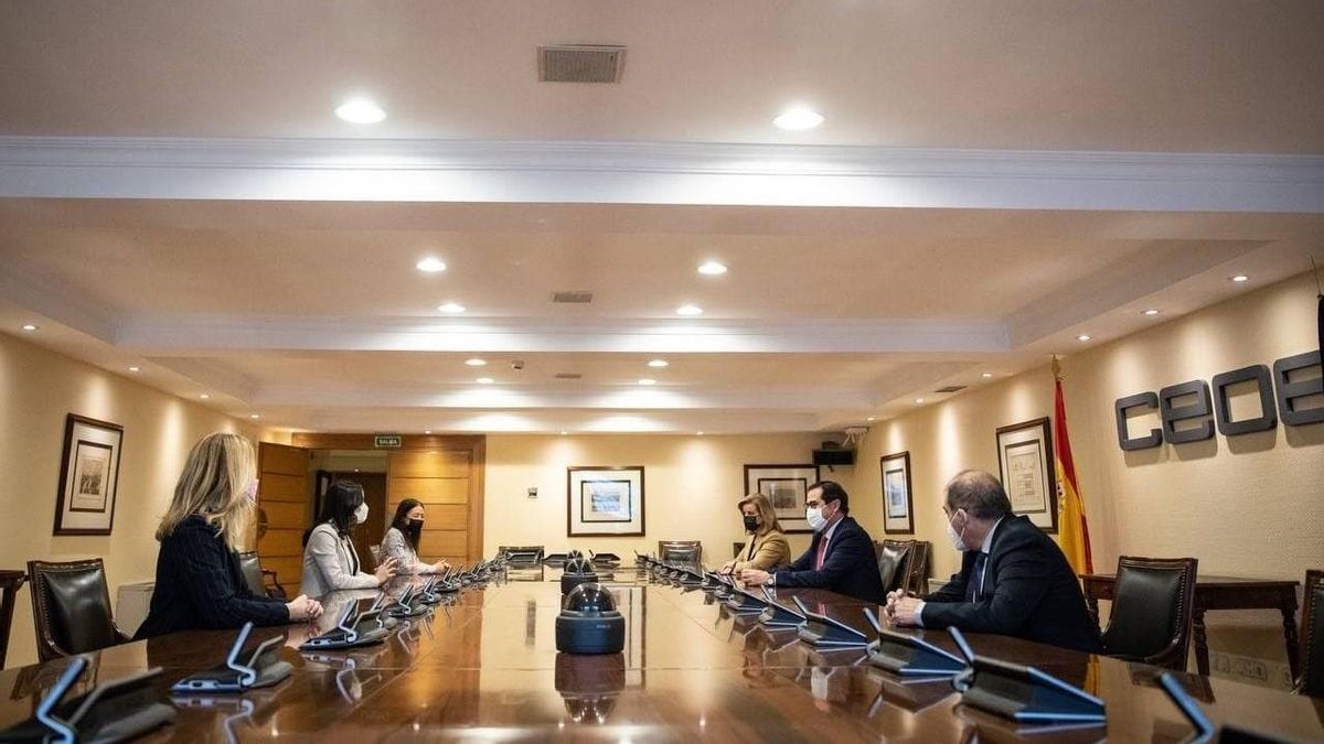Reunión de la presidenta de Ciudadanos, Inés Arrimadas, con el presidente de la CEOE, Antonio Garamendi, y la presidenta de la Fundación CEOE, la exministra del PP Fátima Báñez. Reunión de la presidenta de Ciudadanos, Inés Arrimadas, con el presidente de la CEOE, Antonio Garamendi, y la presidenta de la Fundación CEOE, la exministra del PP Fátima Báñez.