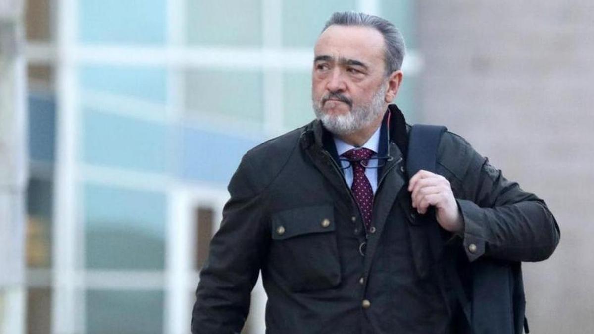 César Mariñas, ayer, a su llegada a la sede judicial para declarar como perito.