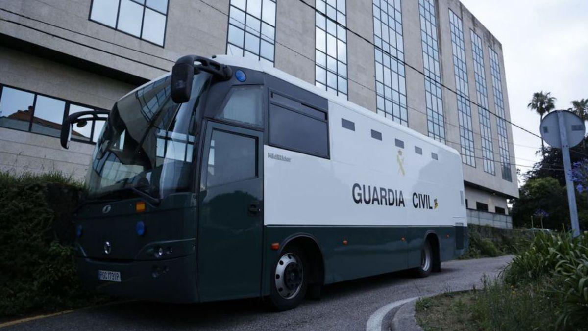 El autobús de la Guardia Civil que trasladó a los detenidos.