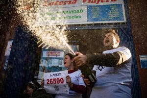 Dos personas celebran tras haber ganado el Gordo de la Lotería de Navidad