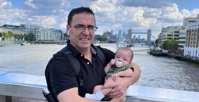 Manuel Fernández, español residente en Londres, posa junto a su hijo recién nacido a orillas del Támesis.