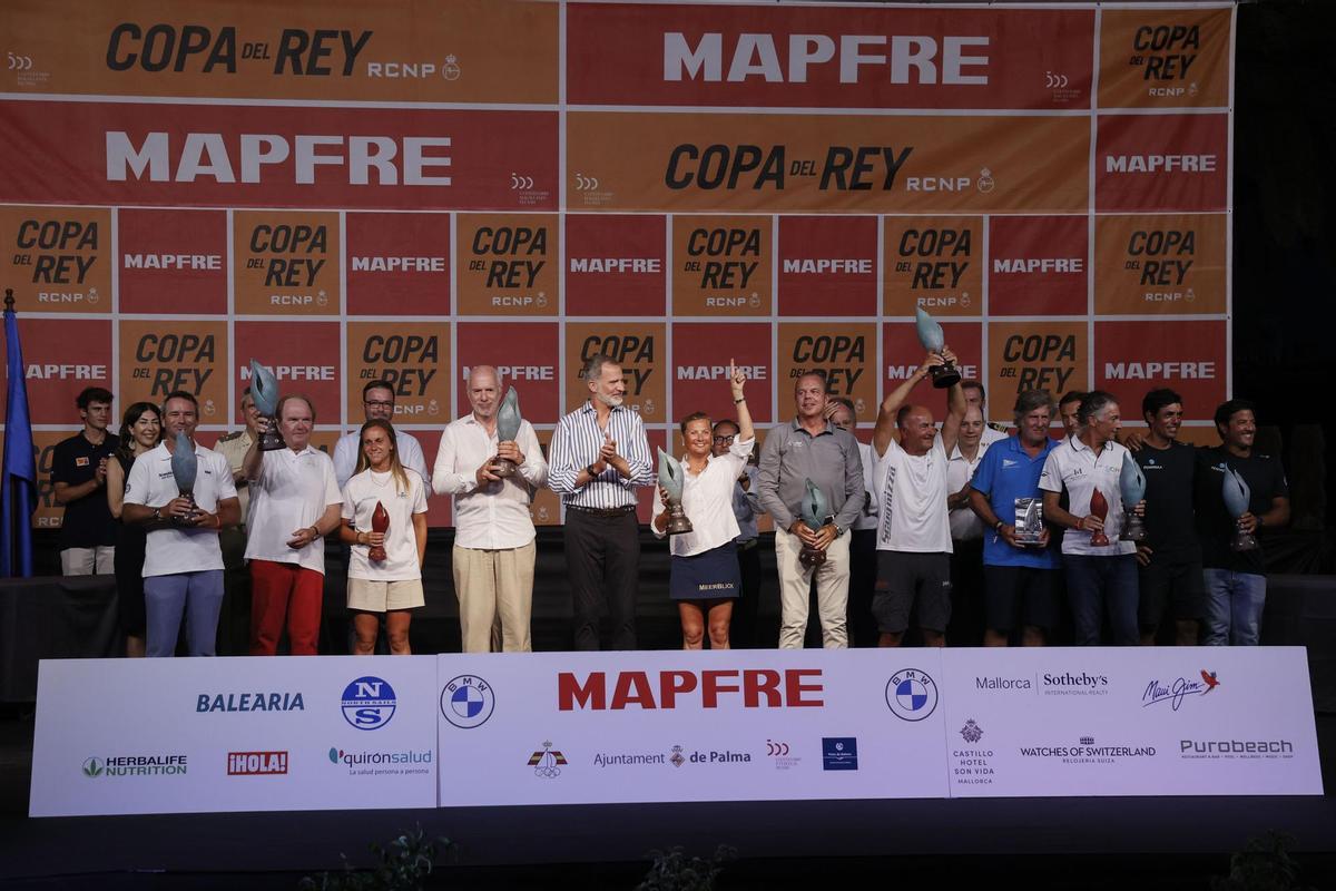 El rey Felipe VI posa con los representantes de las tripulaciones ganadoras en la 40 edición de la Copa del Rey Mapfre de vela, durante la entrega de premios que se celebra este sábado en Palma de Mallorca. EFE/ Ballesteros