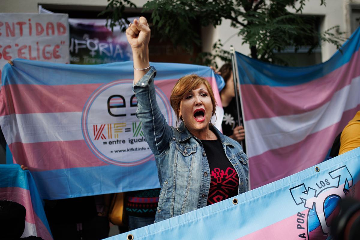 La presidenta de la Federación de la Plataforma Trans, Mar Cambrollé, en una protesta frente a la sede del PSOE en Madrid el pasado viernes.