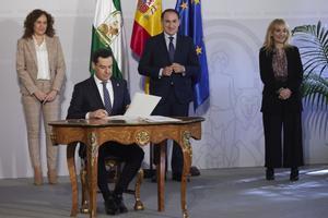 El presidente de la Junta de Andalucía, con las secretarias generales de UGT y CCOO y el presidente de la CEA, en la firma del tercer acuerdo de concertación.