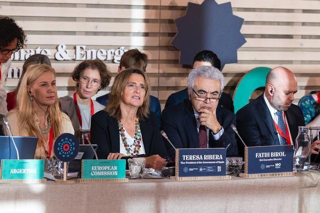 La vicepresidenta tercera del Gobierno en funciones, Teresa Ribera; el director general de la AIE, Faith Birol, y el director general de la COP28, Adnan Amin, reunidos en la Cumbre Internacional sobre Clima y Energía en el Teatro Real de Madrid.