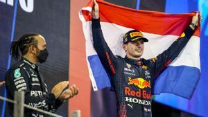 Max Verstappen celebra el título de campeón del mundo de Fórmula 1 delante de Lewis Hamilton.