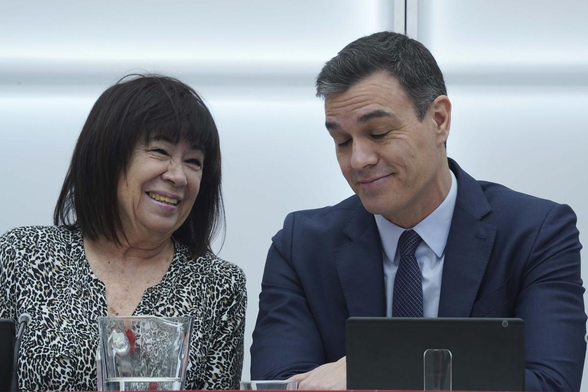 Cristina Narbona y Pedro Sánchez, en la sede del PSOE en Ferraz.