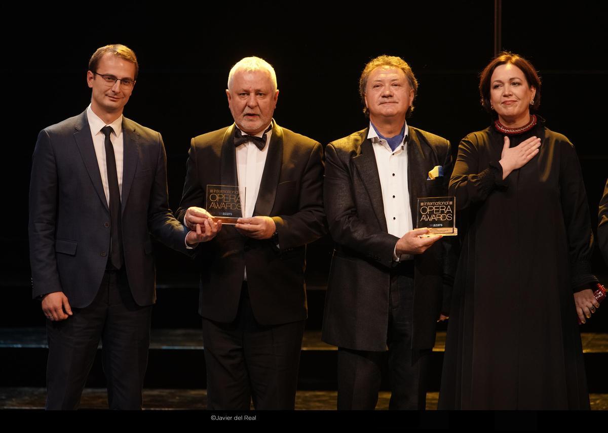 Ostap Hromysh, Vasyl Vovkun, Vyacheslav Chemukho-Volich y Oksana Taranenko, de las óperas de Lviv y Odesa, durante la entrega de premios. 