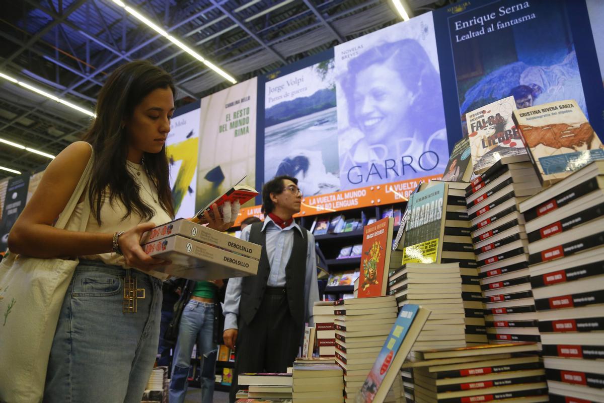 Asistentes acuden a la edición 36 de la Feria Internacional del Libro (FIL) de Guadalajara.