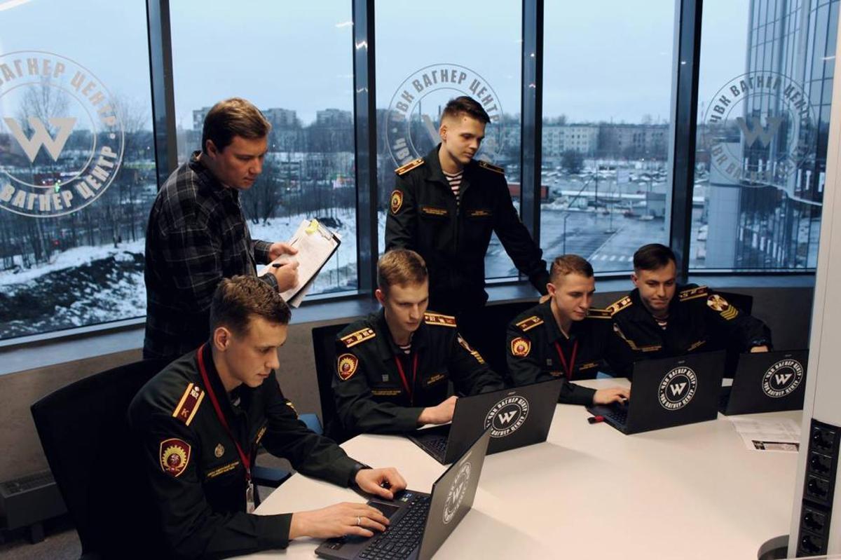 Un grupo de estudiantes rusos, durante un foro de tecnología militar de la información convocado por el grupo Wagner.