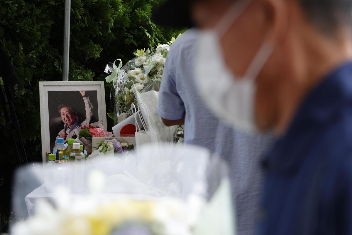 Japoneses dejan flores en un altar cercano al lugar donde Shinzo Abe fue asesinado, en Nara (Japón). Japoneses dejan flores en un altar cercano al lugar donde Shinzo Abe fue asesinado, en Nara (Japón).