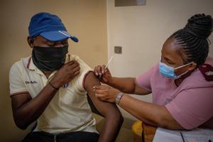 Vacunación contra el coronavirus en Johanesburgo, Sudáfrica.