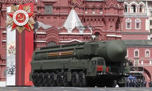 Un lanzador de misiles balísticos intercontinentales Yars de Rusia participa en el ensayo general del desfile militar del Día de la Victoria en la Plaza Roja de Moscú, Rusia, el 7 de mayo de 2022.
