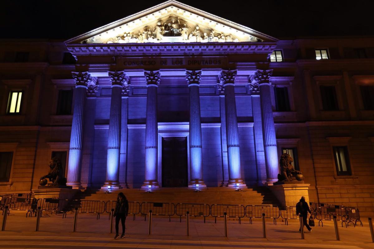La fachada del Congreso de los Diputados iluminada de morado con motivo del Día Internacional de la Eliminación de la Violencia contra la Mujer.