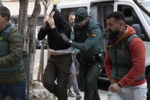 La Guardia Civil registra uno de los pisos en Barcelona del presunto autor de la muerte de su pareja en el verano de 2021, a la que descuartizó y enterró a más de un metro y medio de profundidad en una finca de su propiedad en Pontons (Barcelona), tras hallar en otra vivienda utensilios para la excavación. En la imagen agentes de la Guardia Civil lleva al presunto autor del crimen al domicilio.EFE/Marta Pérez