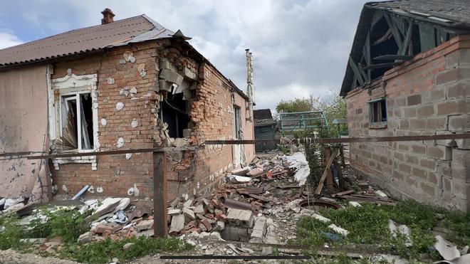 Casas calcinadas y francotiradores a la vista: el relato de los supervivientes de la ofensiva rusa al sur de Járkov