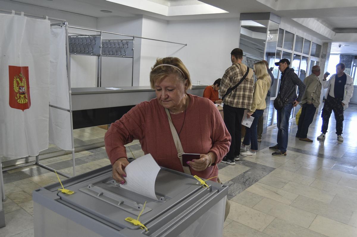 Sevastopol (Crimea), 23/09/2022.- Refugees from Ukraine cast their ballots in a referendum at a polling station in Sevastopol, Crimea, 23 September 2022. From September 23 to 27, residents of the Donetsk People’s Republic, Luhansk People’s Republic, Kherson and Zaporizhzhia regions will vote in a referendum on joining the Russian Federation. Russian President Vladimir Putin said that the Russian Federation will ensure security at referendums in the DPR, LPR, Zaporizhzhia and Kherson regions and support their results. (Rusia, Ucrania) EFE/EPA/STRINGER