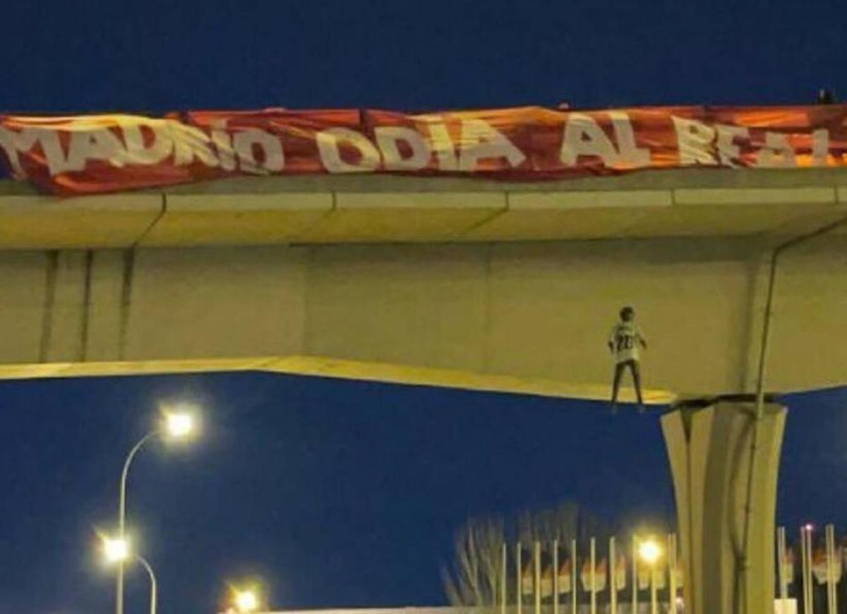 Muñeco ahorcado con la camiseta de Vinicius y pancarta contra el Real colgados en Madrid
