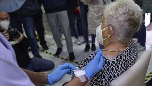 Vacunación frente al coronavirus a una anciana en una residencia. / JESUS HELLIN