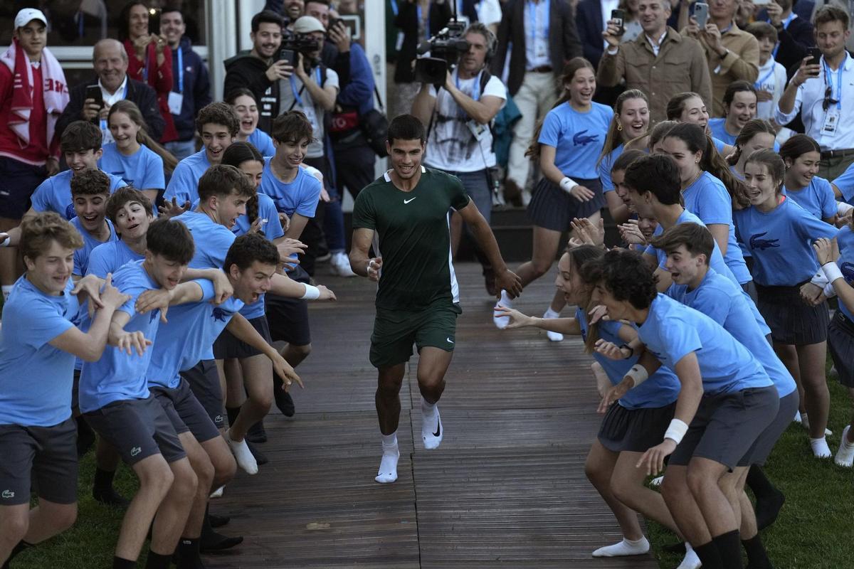 El tenista murciano Carlos Alcaraz celebra su victoria en el torneo Open Banc Sabadell-Conde de Godo disputado en Barcelona.