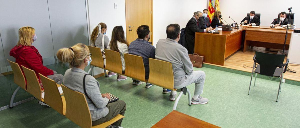 Condenados a once años de prisión por prostituir a mujeres catorce horas al día en un chalé de Alicante Condenados a once años de prisión por prostituir a mujeres catorce horas al día en un chalé de Alicante