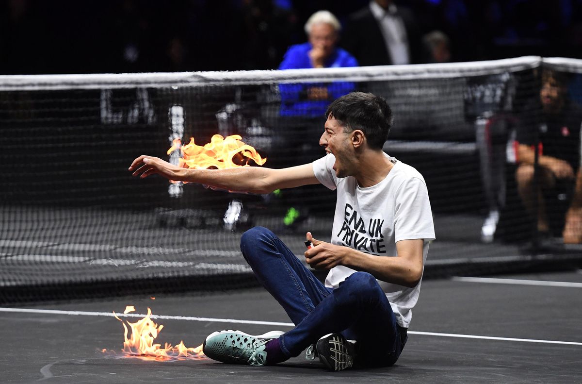 Un espontáneo se quema un brazo sobre la pista de la Laver Cup Un espontáneo se quema un brazo sobre la pista de la Laver Cup