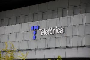 Archivo - Edificio de la sede de Telefónica, a 27 de abril de 2021, en Madrid, (España). Telefónica ha cambiado su imagen por primera vez en más de dos décadas con un nuevo logo que rememora las míticas cabinas telefónicas.