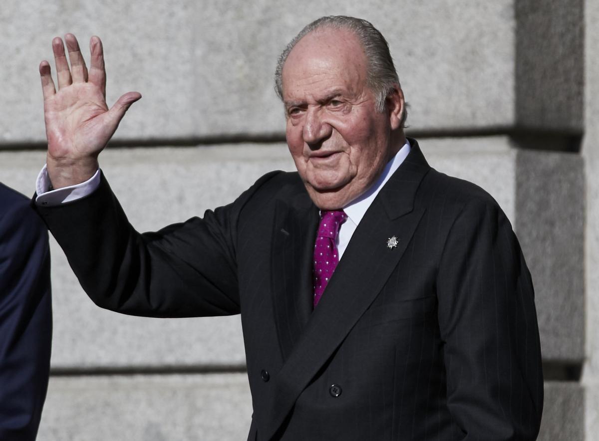 El rey emérito, Juan Carlos I, saludando