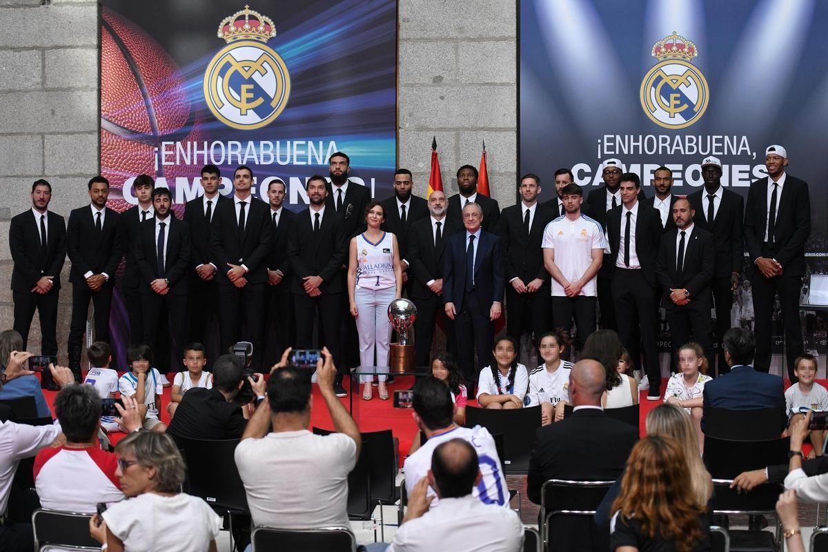 El Real Madrid de baloncesto celebra el título de liga junto a la presidenta de la Comunidad, Isabel Díaz Ayuso.