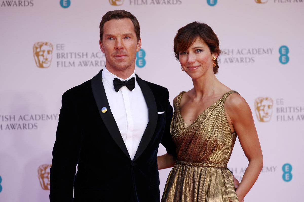 El actor británico Benedict Cumberbatch, protagonista de la cinta ganadora en los Premios Bafta, ’El poder del perro’, posa a su llegada a la ceremonia junto a su mujer, la también actriz Sophie Hunter.