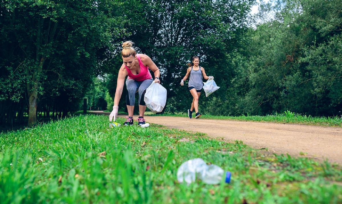 ¿Cómo es el 'plogging', el deporte más ecológico que llega a España? ¿Cómo es el 'plogging', el deporte más ecológico que llega a España?
