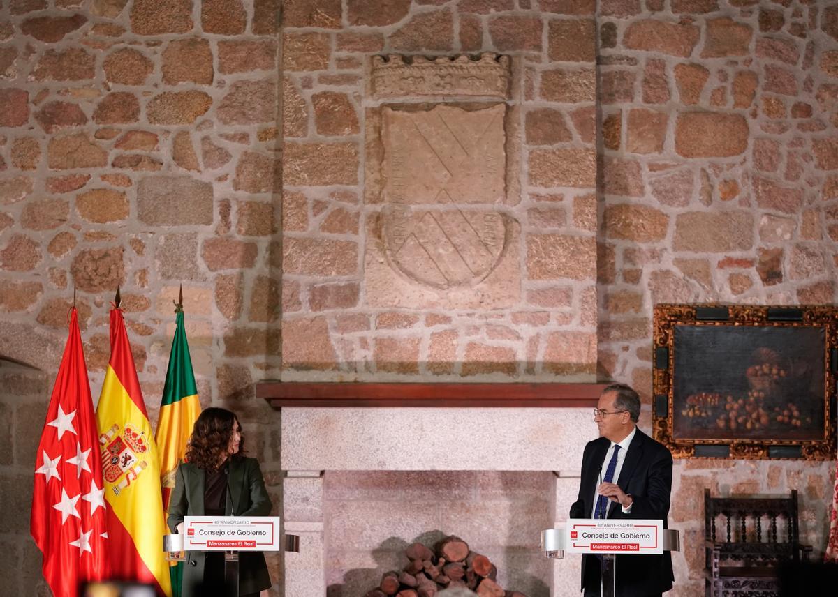 Isabel Díaz Ayuso este jueves en el Castillo de Manzanares El Real, donde se celebró el Consejo de Gobierno por el 40º aniversario del Estatuto de Autonomía madrileño firmado en la fortificación.