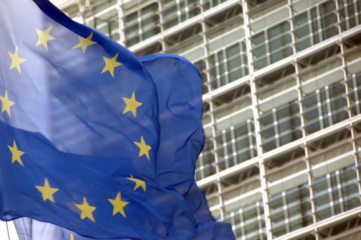  Bandera de la UE frente a la sede de la Comisión Europea. Foto archivo.