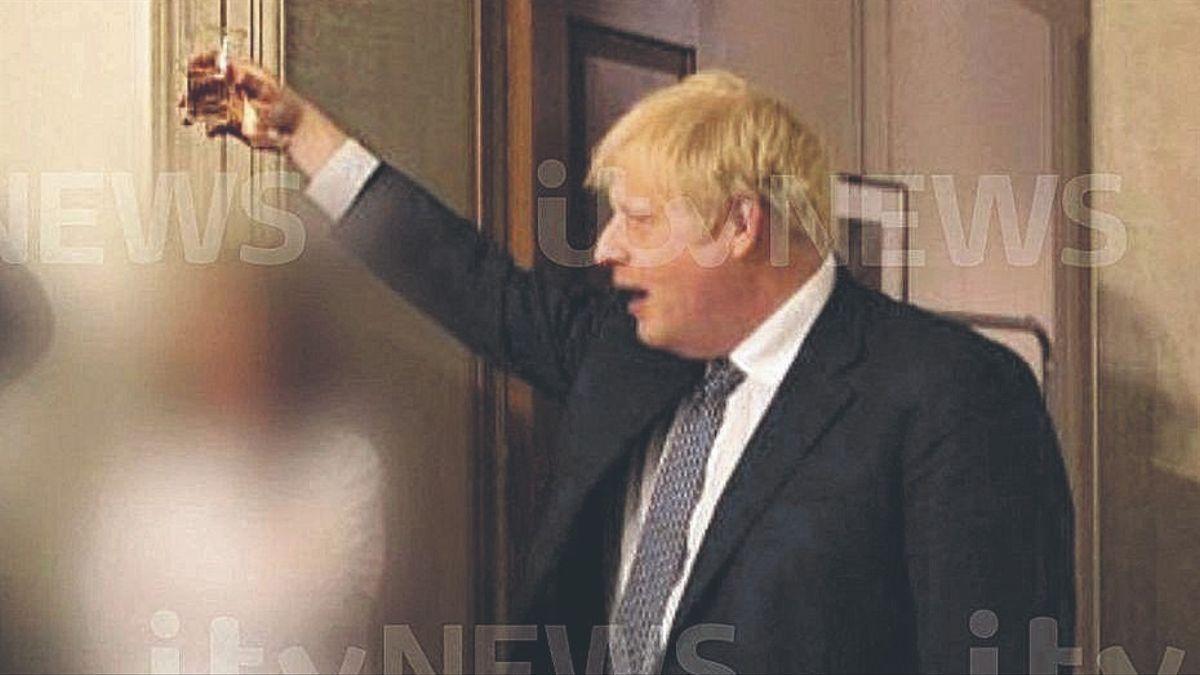 Boris Johnson, en una imagen filtrada de una de las polémicas fiestas.